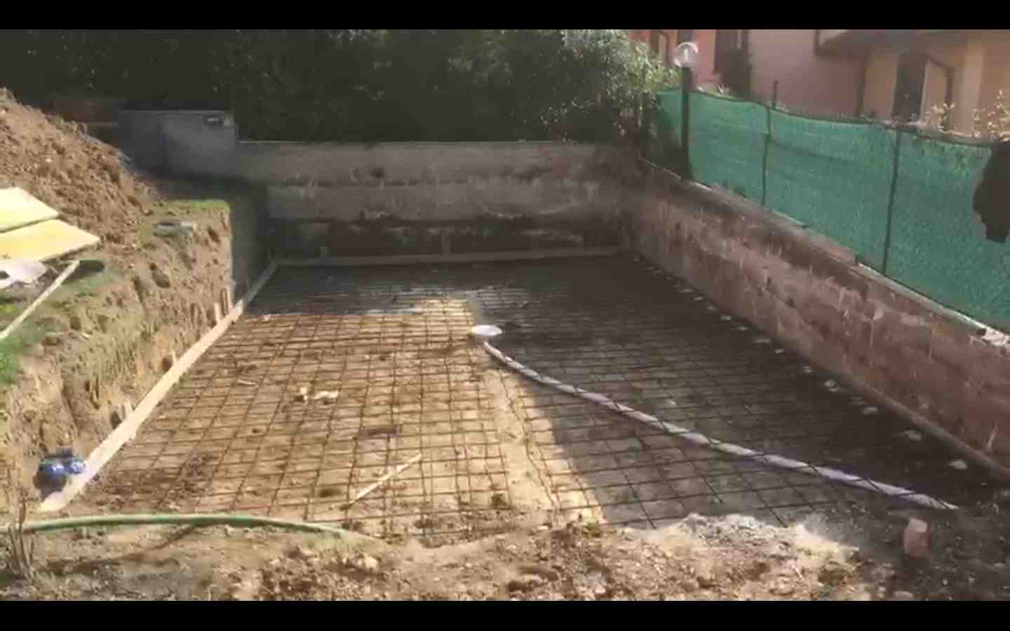 19 ottobre 2017, inizio di lavori per realizzare piscina a fratte rosa