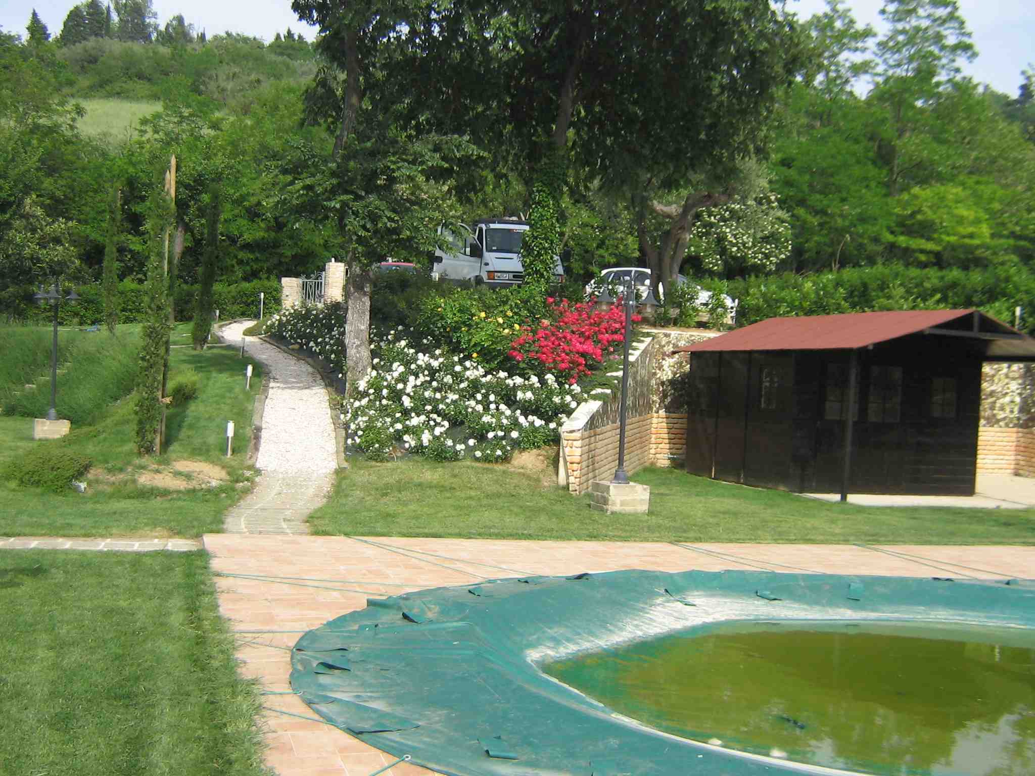Piscina coperta per la stagione invernale questa foto mostra una piscina coperta a causa dell'arrivo dell'inverno