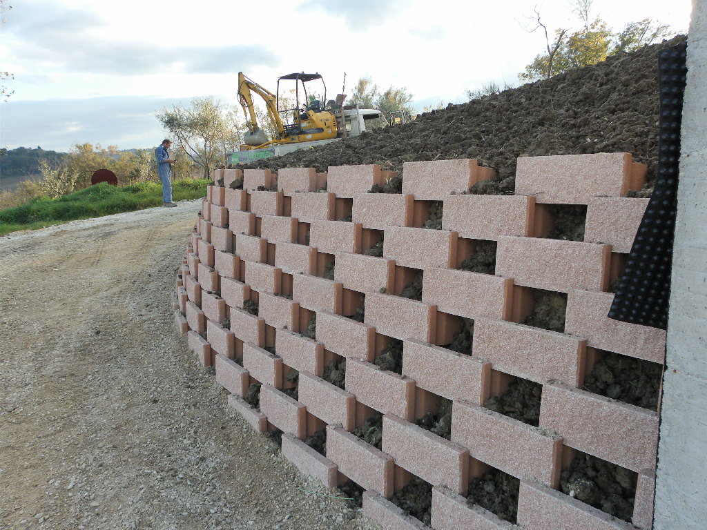 7° esempio di muretto di Green Garden Pesaro 7° esempio di muretto fatto da Green Garden Pesaro